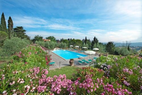Montelopio的住宿－Montelopio by PosarelliVillas，花卉花园中的游泳池