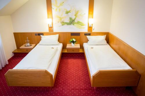 A bed or beds in a room at Gasthof-Hotel Harth