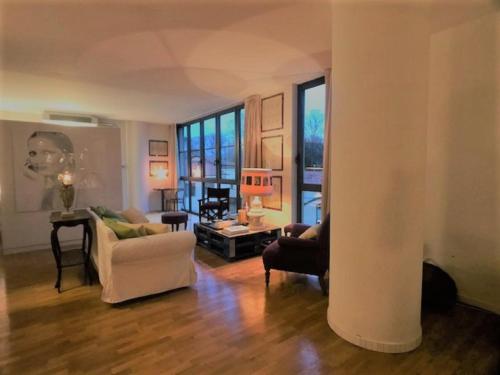 ルッカにあるLatta Luxury loft with terraceのリビングルーム(ソファ、テーブル付)