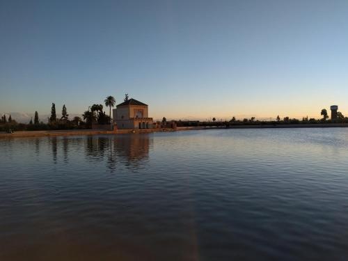 ein Gebäude inmitten eines Gewässers in der Unterkunft Appartement Marrakech in Marrakesch