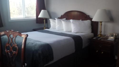 Кровать или кровати в номере Beluga Lake Lodge