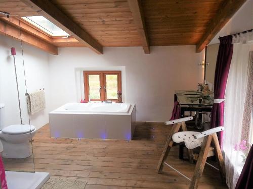 ein großes Bad mit einer Badewanne und einem WC in der Unterkunft Casa Pietra - Atessa in Atessa
