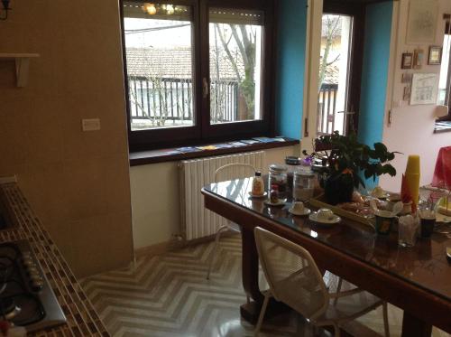 een eetkamer met een tafel en een raam bij Bed & Breakfast da Charlie in LʼAquila