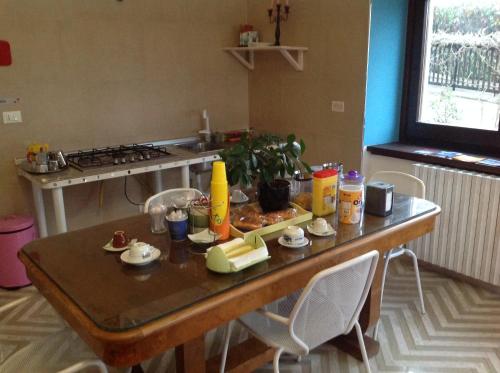 een keuken met een tafel met eten erop bij Bed & Breakfast da Charlie in LʼAquila