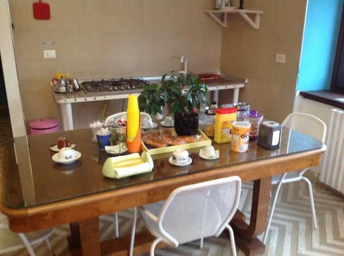 een tafel met eten in de keuken bij Bed & Breakfast da Charlie in LʼAquila