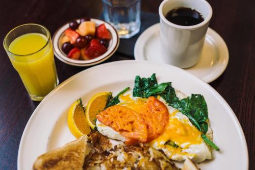 un piatto di cibo con uova e pane tostato e una tazza di caffè di The Continental Hotel a Centerville