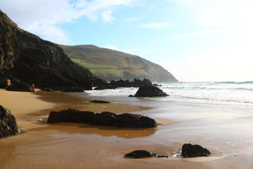 a sandy beach with a large body of water at An Portán Guest House and Restaurant in Dunquin