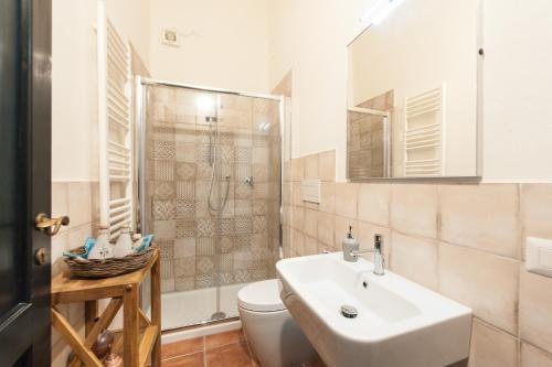 モンセッラートにあるB&b-Le Rondiniのバスルーム(洗面台、トイレ、シャワー付)