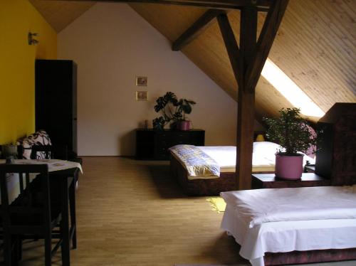 Un pat sau paturi într-o cameră la Pension Lažany