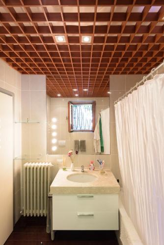 un bagno con lavandino e specchio di Punta Ala Luxury Villa a Punta Ala