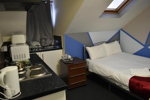 En eller flere senger på et rom på London Olympus Hotel Nirvana