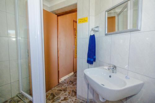 un baño con lavabo y espejo en Walkerview Apartments, en Gansbaai