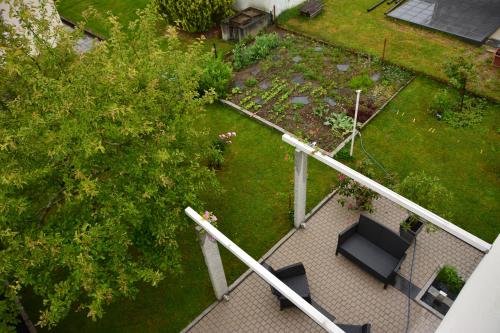 eine Luftansicht auf einen Garten mit einem Tisch und Stühlen in der Unterkunft DaMIsa House in Metzingen