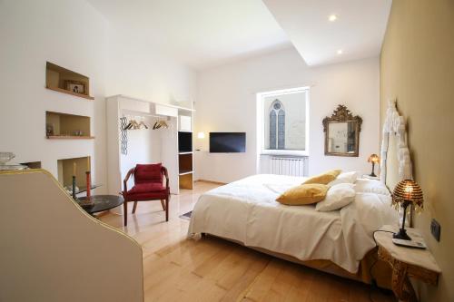 ナポリにあるTerrazza Principe di San Severoのベッドルーム(大きな白いベッド1台、椅子付)