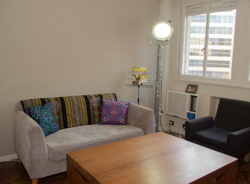 - un salon avec un canapé et une table dans l'établissement Apartamento La Diagonal, à Buenos Aires