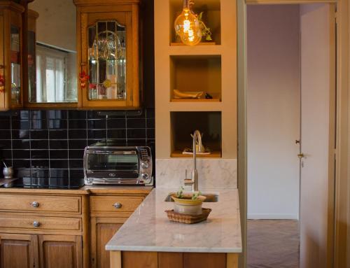una cocina con fregadero y encimera en Apartamento La Diagonal, en Buenos Aires
