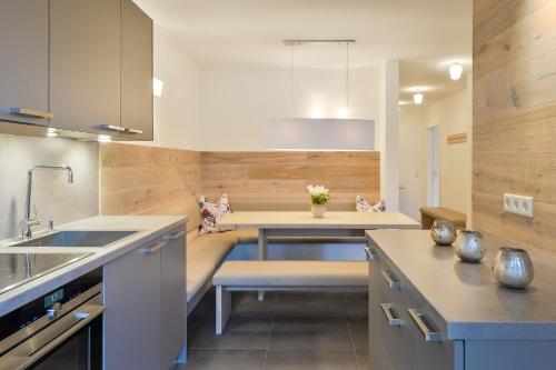 a kitchen with a table and a bench in it at Schlosskopf Suiten in Sankt Anton am Arlberg