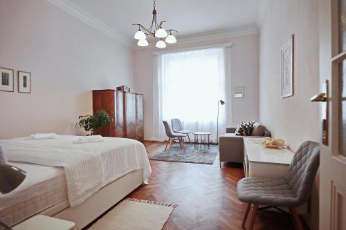 プラハにあるApartment in the heart of Pragueのベッドルーム1室(ベッド1台付)、リビングルームが備わります。