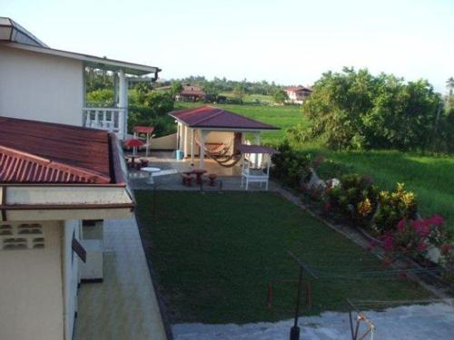 an aerial view of a backyard with a garden at Huize Sherida in Nickerie in Nieuw Nickerie