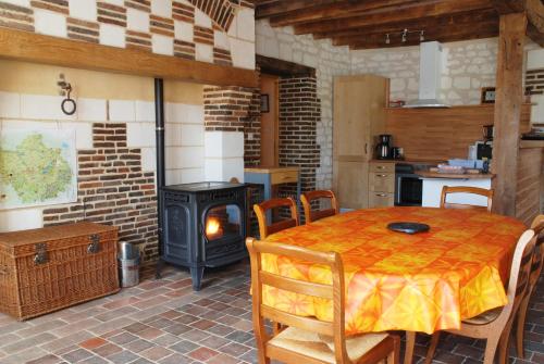 Dapur atau dapur kecil di GITE LA COLIN'OTHE