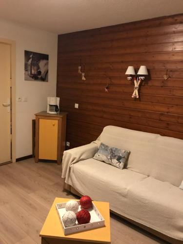 un salon avec un canapé et une table dans l'établissement Le Pedrou, à Font-Romeu-Odeillo-Via