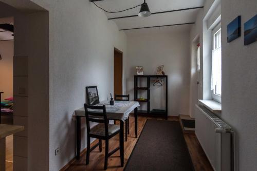 jadalnia ze stołem i krzesłami w obiekcie Gästezimmer w mieście Manschnow
