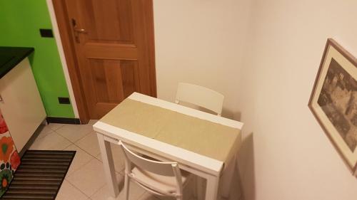 una scrivania bianca con una sedia in una stanza di Guardando le stelle a Vernazza