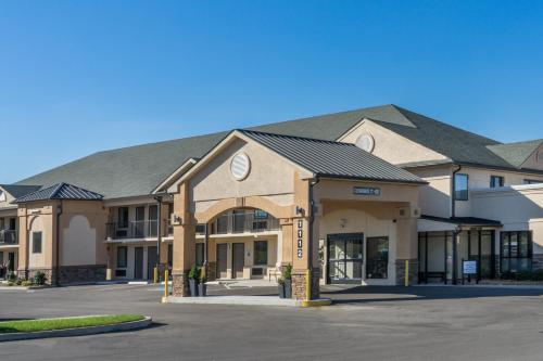 una rappresentazione della parte anteriore di un edificio di Baymont by Wyndham Clarksville a Clarksville