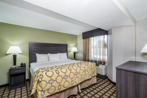 Letto o letti in una camera di Baymont by Wyndham Clarksville