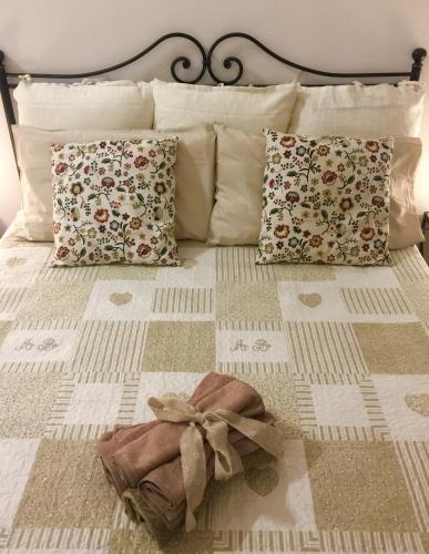 a bed with a floral quilt with a bow on it at Podere Casa Bianca in Santa Luce