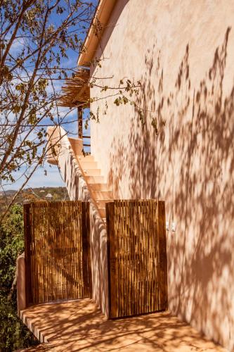 a wall with two wooden doors and a staircase at Casa Mono in San Agustinillo