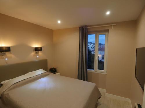 カンヌにあるDelaup Sea Cannesのベッドルーム(白いベッド1台、窓付)