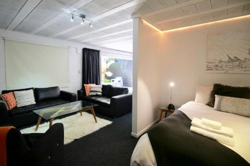 um quarto com uma cama e uma sala de estar em Modern Wall em Cambridge