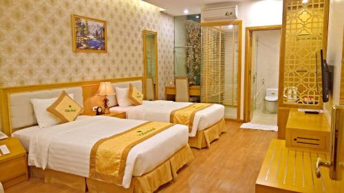 Ένα ή περισσότερα κρεβάτια σε δωμάτιο στο Palm Hotel Thanh Hoa