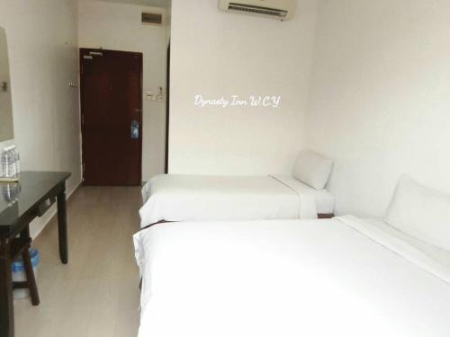 Un pat sau paturi într-o cameră la Dynasty Inn - Wakaf Che Yeh