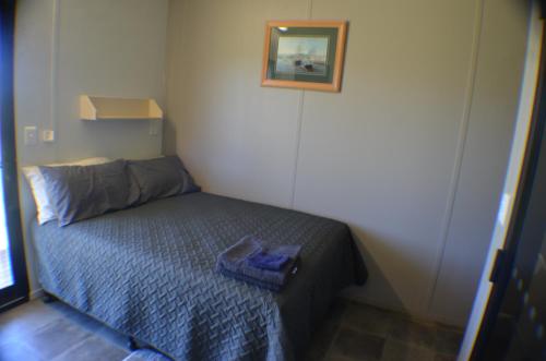 Ein Bett oder Betten in einem Zimmer der Unterkunft Wondai Accommodation Units And Villas
