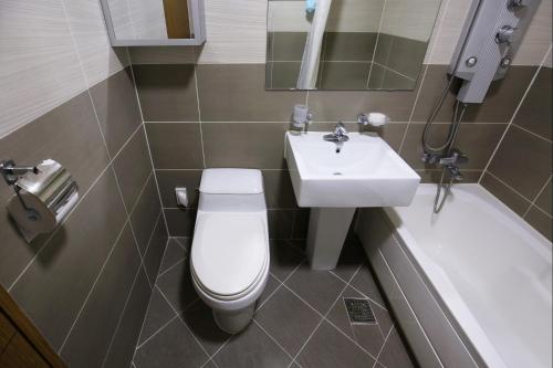 A bathroom at Geoje Oasis Hotel