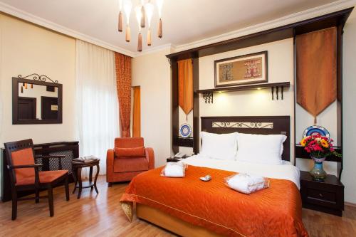una habitación de hotel con una cama y una silla en Ottoman Hotel Imperial-Special Category, en Estambul