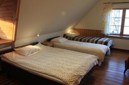 1 dormitorio con 3 camas en una habitación en Tuulingu Guest House at Matsalu National Park en Haeska