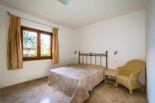 um quarto com uma cama e uma janela em Seaview Apartment (N° 12) em Porto Pozzo