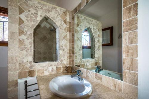 uma casa de banho com um lavatório e uma banheira em Seaview Apartment (N° 12) em Porto Pozzo