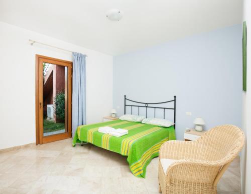 ポルト・ポッツォにあるSeaview Apartment (N° 18)の白いベッドルーム(ベッド1台、椅子付)
