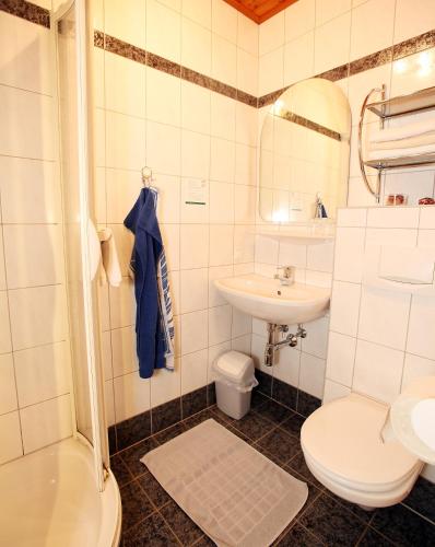 Bilik mandi di Ferienhof Stanzl