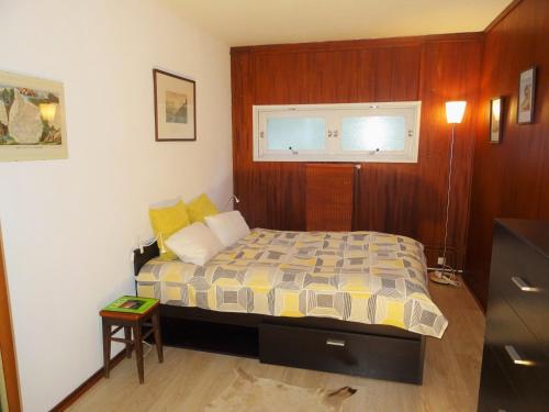 Dormitorio pequeño con cama y ventana en T2 confort,Vue d'Exception,calme,prés des pistes, en La Mongie