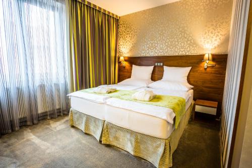 Postel nebo postele na pokoji v ubytování WELLNESS HOTEL LÖWE