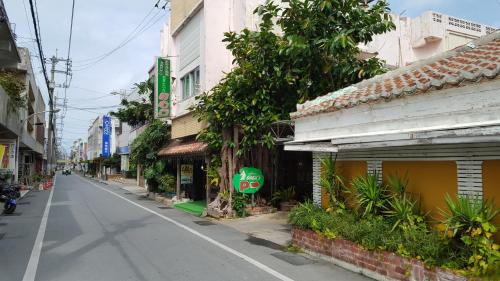 Hotel Peacely In Miyakojima Nexus في جزيرة مياكو: شارع فاضي في مدينه فيها مباني