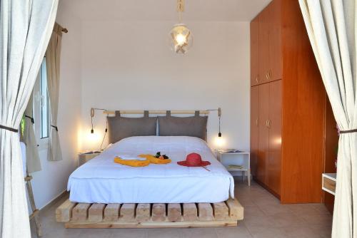 ein Schlafzimmer mit einem Bett mit zwei Gummienten darauf in der Unterkunft Villa Anva in Kato Daratso