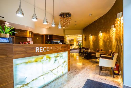 ピエシュチャニにあるWELLNESS HOTEL LÖWEのレストランロビー(フロントデスク、椅子付)