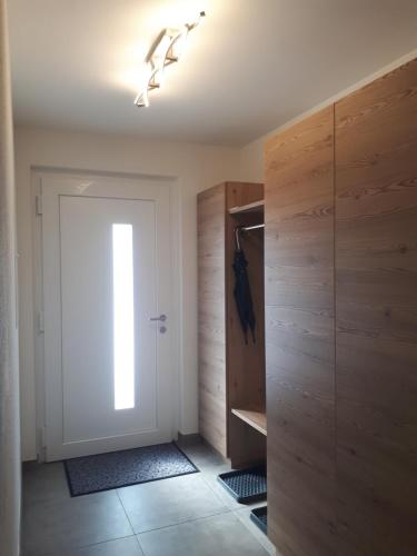 ザンクト・ミヒャエル・イム・ルンガウにあるTROGER special Appartementのドアのある部屋とドアのあるクローゼット