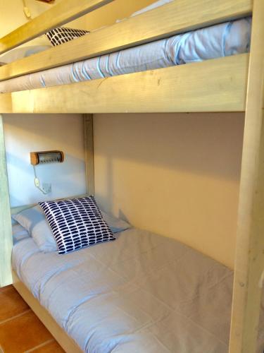 - un lit superposé dans une mezzanine avec un matelas bleu dans l'établissement Appart les terrasses du Liouquet, à La Ciotat